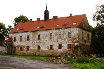 Zámek z prostoru dvora od severovýchodu ( © Filip Matoušek 07/2004)