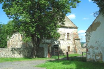 vjezd do areálu zámeckého dvora (© Petr Kovařík, 05/2009)