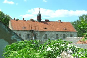 pohled na zámek přes hospodářský dvůr (© Petr Kovařík, 05/2009)