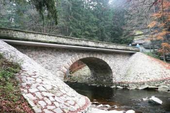 pohled po proudu Divoké Orlice na most v Zemské bráně ( © Jan P. Štěpánek 11/2008)