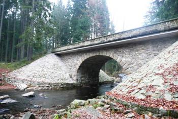 pohled proti proudu Divoké Orlice na most v Zemské bráně ( © Jan P. Štěpánek 11/2008)