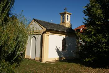 Kaple v Dolních Měcholupech - pohled zezadu (© Jiří Špaček, 10/2015)