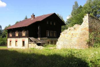 dnes polozpustlé budovy kolem kostela - kdysi patrně honosné vily ( © Jan P. Štěpánek 08/2005)