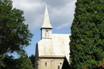pohled na kostel od malebného starohamerského hřbitova ( © Jan P. Štěpánek 08/2005)