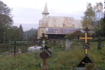 kostel v pohledu ze hřbitova (© Daniela Fantová, 10/2006)