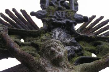 detail poničeného kříže (© Daniela Fantová, 10/2006)