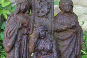 detail spodní části kříže (© Daniela Fantová, 10/2006)