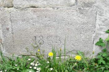 kámen s datem vzniku kostela při hlavním vstupu do chrámu ( © Jan P. Štěpánek 07/2008)