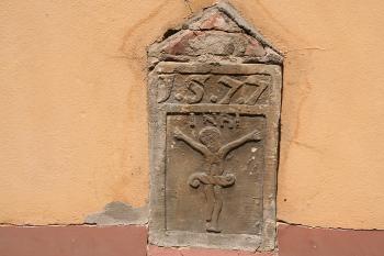Reliéf na jižní stěně lodi kostela ( © Ivan Grisa 05/2009)