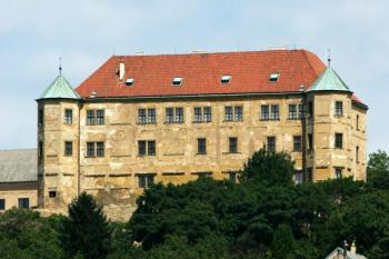 Celkový pohled na zámek od jihu ( © Filip Matoušek 08/2005)