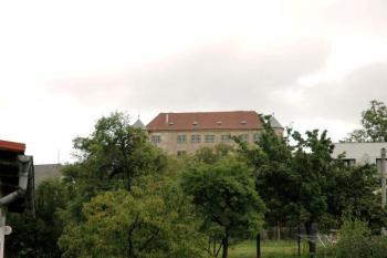 Pohled na zámek z vesnice ( © Aleš Marek 01/2006)