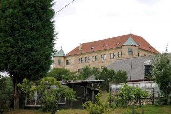 Pohled na zámek od silnice ( © Aleš Marek 01/2006)