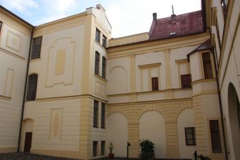 Zbylá část východního křídla (vpravo) a navazující budova cukrovaru ( © Ivan Grisa 09/2011)