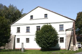 Jižní průčelí ( © Luděk Pitter 09/2005)