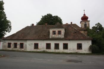 Bývalá fara a kostel od severu ( © Ivan Grisa 06/2011)