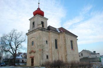 Pohled z pole na kostel ( © Aleš Marek 01/2006)