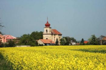 Pohled na kostel ze silnice od Smilovic ( © Aleš Marek 05/2006)