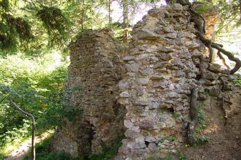 Bašta v doním hradě chránící vstup ( © Roman Řezáč 08/2005)