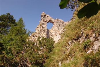 Torzo věže horního hradu ( © Roman Řezáč 08/2005)