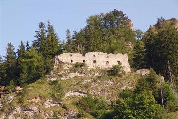 Budova v dolním hradě ( © Roman Řezáč 08/2005)