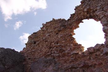 Pozůstatky věže horního hradu ( © Roman Řezáč 08/2005)