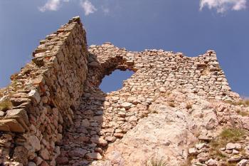 Torzo věže horního hradu ( © Roman Řezáč 08/2005)