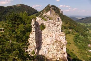 Pohled z vrcholku hradního bradla na torzo věže v horním hradě. ( © Roman Řezáč 08/2005)