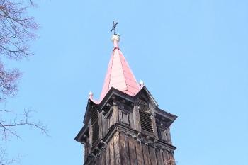 Detail roubené věže kostela. ( © Jan P. Štěpánek 04/2006)