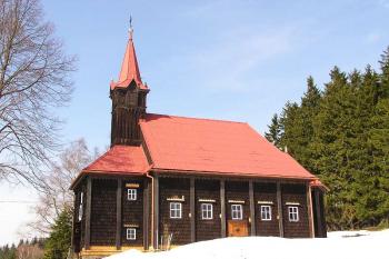 Pohled na kostelík ze směru od Bílého kříže ( © Jan P. Štěpánek 04/2006)