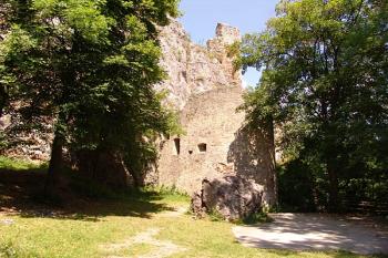 Bašta chránící vstup do hradu ( © Roman Řezáč 08/2005)