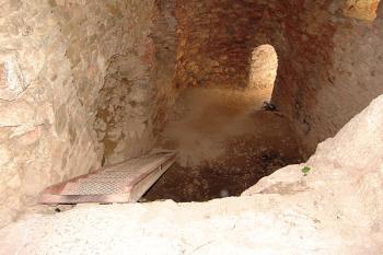 Interiér bašty, pohled z vytesané chodby do jádra ( © Roman Řezáč 08/2005)