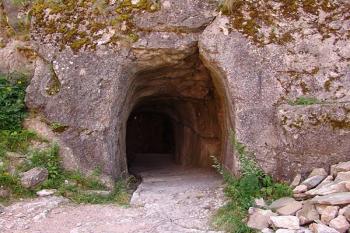 Pohled z jádra na vstupní chodbu ( © Roman Řezáč 08/2005)
