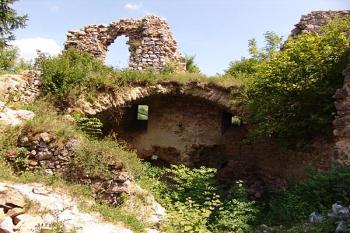 Zachované klenutí severního stavení ( © Roman Řezáč 08/2005)