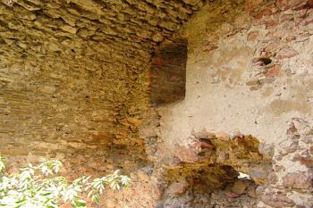 Zachovaná klenba severního stavení ( © Roman Řezáč 08/2005)