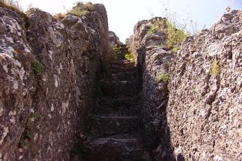 Unikátní vytesané schody ke strážnici ( © Roman Řezáč 08/2005)