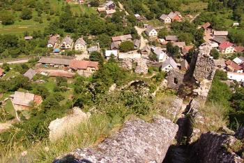 Pohled od strážnice na severní část hradu ( © Roman Řezáč 08/2005)