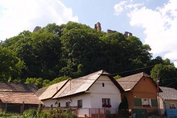 Pohled na hrad z obce ( © Roman Řezáč 08/2005)