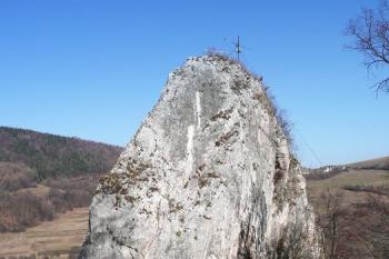 pohled od západu na vrchol skaliska zv. Straka se zbytky zdiva strážnice ( © Jan P. Štěpánek 02/2008)