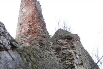 střep věže nad průchodem skalou do jádra hradu ( © Jan P. Štěpánek 02/2008)