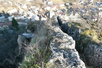 pohled ze schodiště vytesaného v hřebeni k vrcholu Straka ( © Jan P. Štěpánek 02/2008)