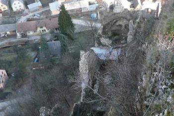 pohled z místa bývalé strážnice na vrcholu Straka dolů na jádro hradu ( © Jan P. Štěpánek 02/2008)
