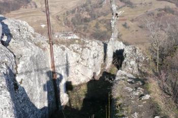 prostora vytesaná ve skále na vrcholu Straka ( © Jan P. Štěpánek 02/2008)