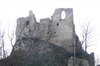východní čelo hradu s pozůstatky staršího paláce ( © Jan P. Štěpánek 02/2008)