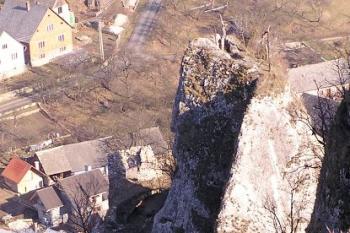 pohled na hrad Lednica z nejvyššího místa skalnatého bradla PP Lednické bradlo ( © Jan P. Štěpánek 02/2008)