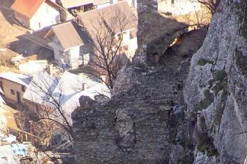 detail jádra hradu z nejvyššího místa skalnatého bradla PP Lednické bradlo ( © Jan P. Štěpánek 02/2008)