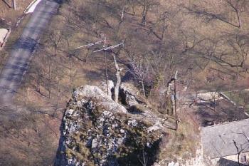 pohled z nejvyššího místa Lednického bradla na vrcholek zvaný Straka s pozůstatky hradní strážnice ( © Jan P. Štěpánek 02/2008)