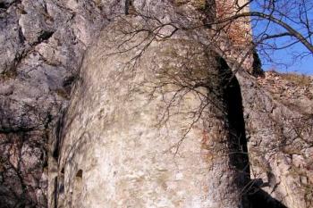 baštovité předbraní na předhradí, které chránilo vstup do tunelu do jádra hradu ( © Jan P. Štěpánek 02/2008)