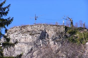 detail obezděného břitu nejvyšší části skalnatého bradla zv. Straka ( © Jan P. Štěpánek 02/2008)