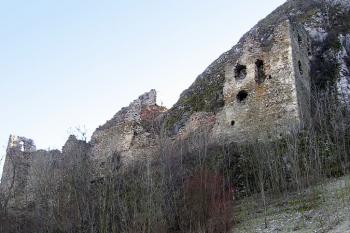 jádro hradu je doslova přilepené na skalnaté bradlo ( © Jan P. Štěpánek 02/2008)