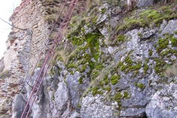 vyústění tunelu ve skále na nádvoří jádra hradu ( © Jan P. Štěpánek 02/2008)